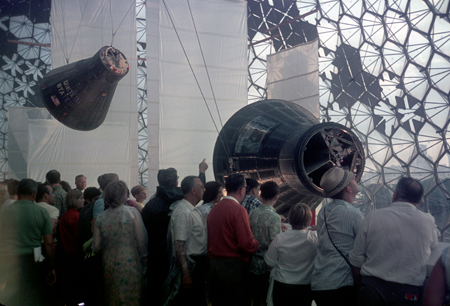 047 - US Pavilion - Mercury and Gemini capsules